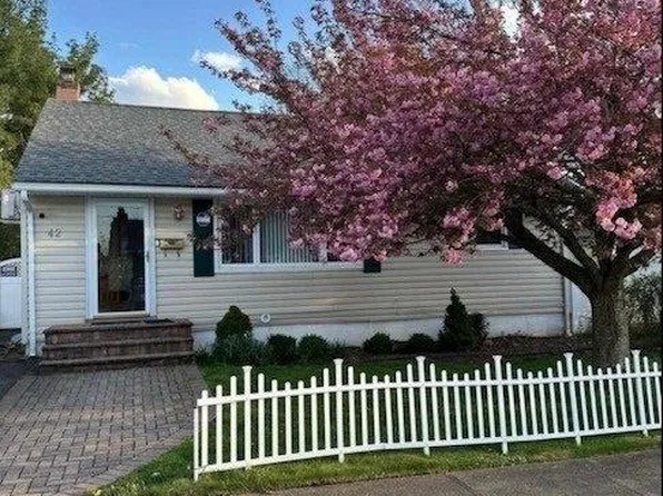 42 Dakota Street, Hicksville, NY 11801