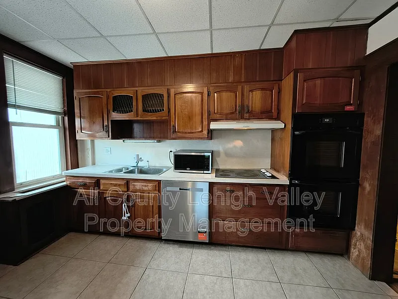 5 bed, 1.0 bath, 1950 sqft, $2,595 — Photo 3