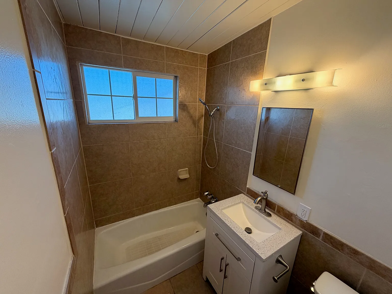 3 bed, 1005 sqft, $3,045 — Photo 3