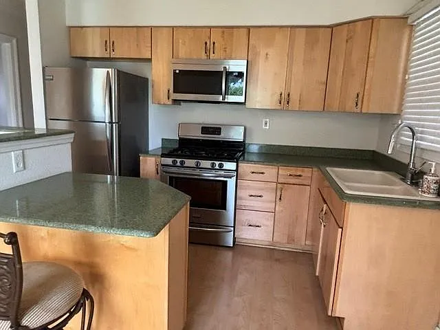 3 bed, 1.0 bath, 1000 sqft, $1,750 — Photo 4