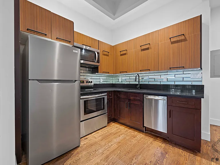 230 20th St #1B — Photo 8
