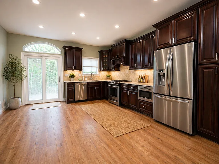 105 Crown Ave — Photo 16