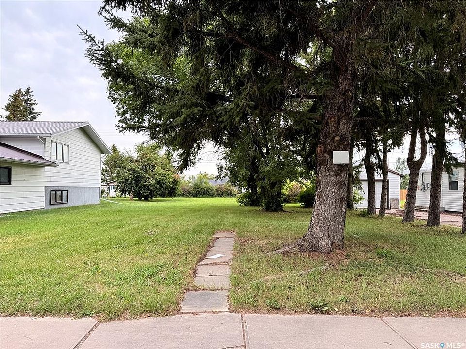 2nd image of 702 B AVENUE E