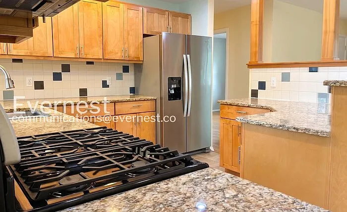 3 bed, 1.0 bath, 1260 sqft, $2,997 — Photo 3