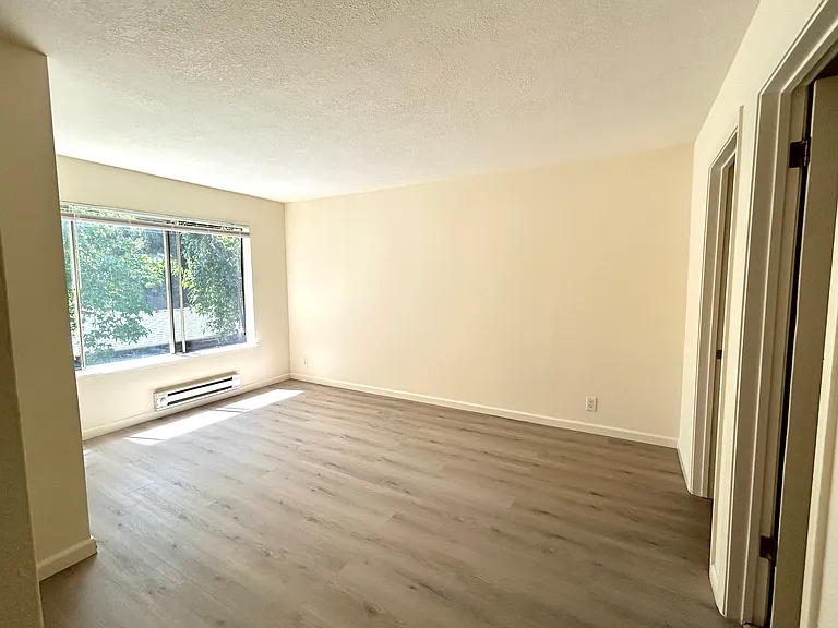 1102 Yarwood Ct — Photo 7
