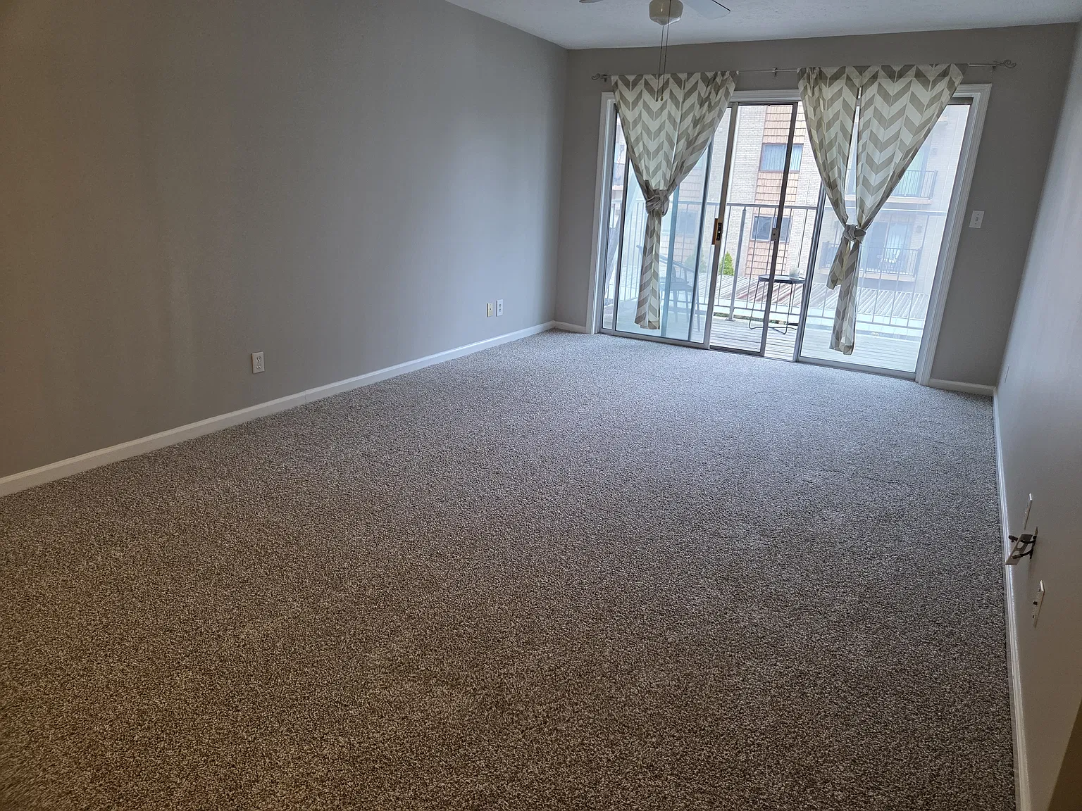 1 bed, 747 sqft, $995 — Photo 3