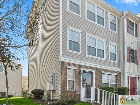 23 Woodlake Dr #142, Parlin, NJ 08859