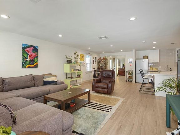 4th image of 5611 Charlotte Dr
