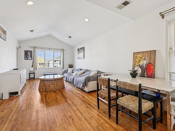 2nd image of 19 Cliff St #2