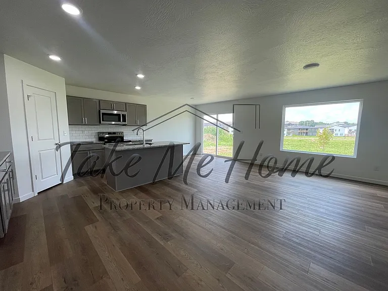 1737 N Boxwood Dr — Photo 2