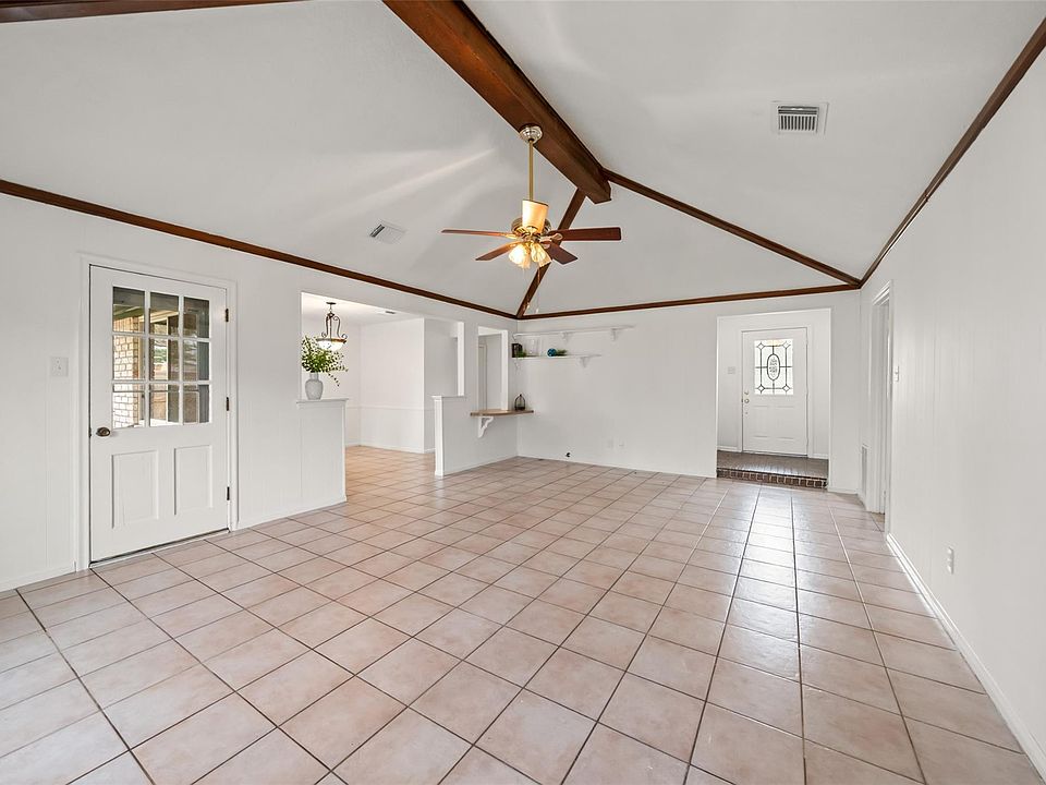 1st image of 307 Bickett Ln