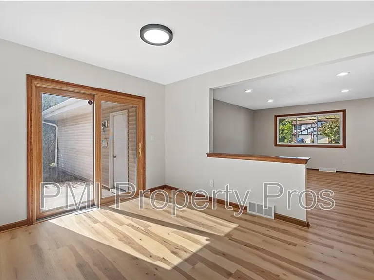 8148 S 88th St — Photo 9
