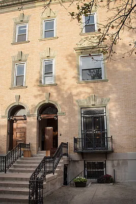 Rented by Perry Associates NYC Inc | media 17