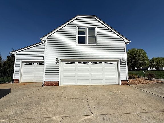 3rd image of 111 Lonetree Ct