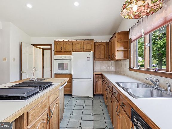 5th image of 2884 Sunset Dr