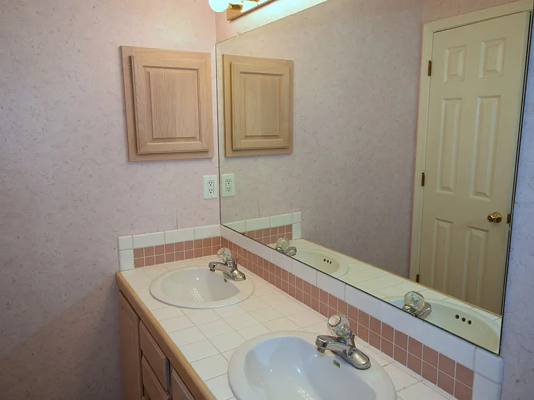 8615 Brighton Dr NE — Photo 11
