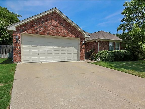 3rd image of 920 Heberle Dr