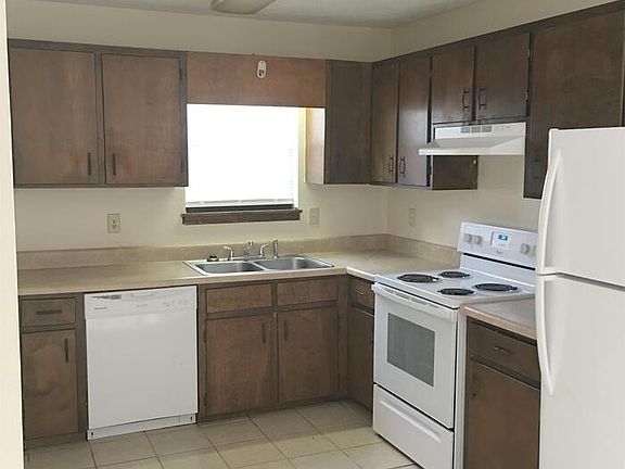 4th image of 190 Laurie Dr