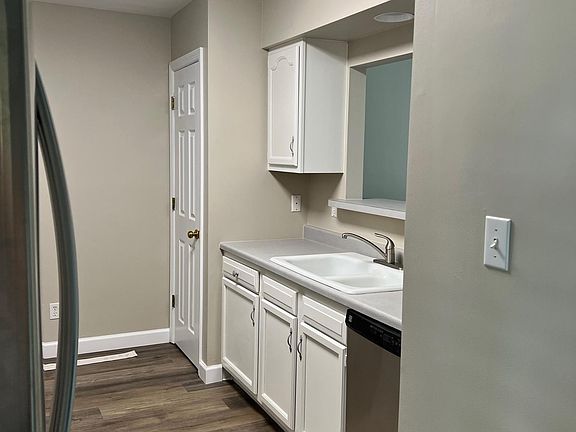 Kitchen w/ pantry