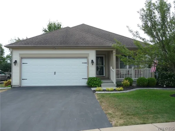 129 Blossom Wood Ln, Buffalo, NY 14227