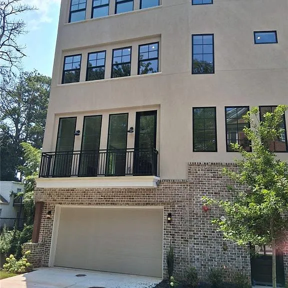 3525 Kingsboro Rd NE — Photo 1