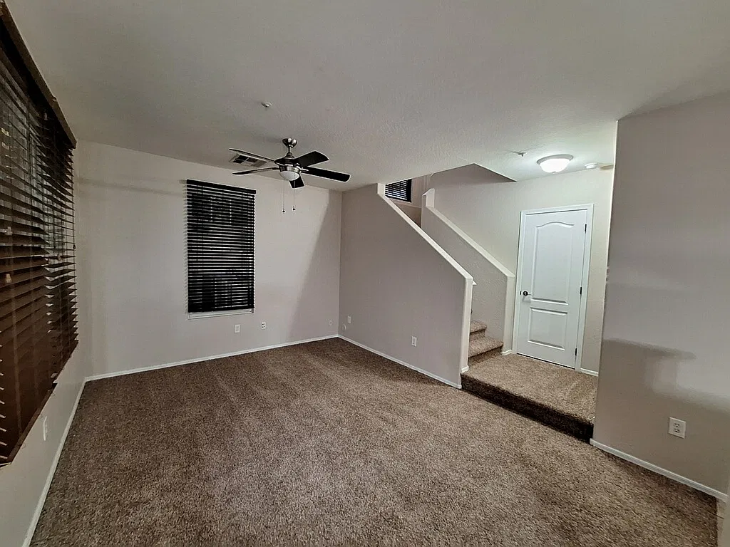 3 br, 2.5 bath townhome in gated Val Vista Classic subdivi, comm pool — Photo 4