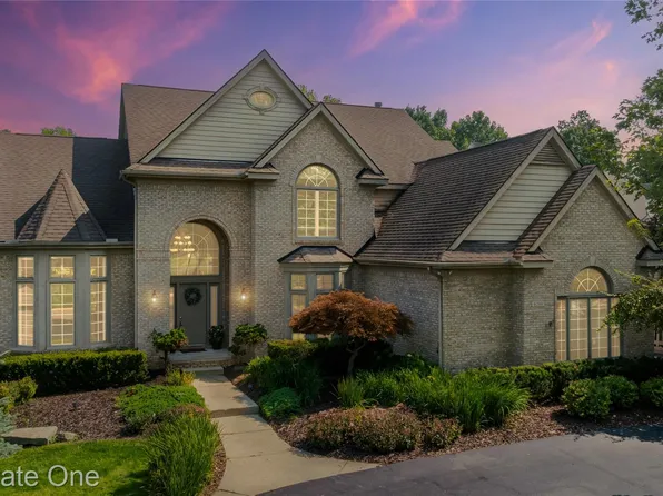 6210 Orchard Woods Dr, West Bloomfield, MI 48324