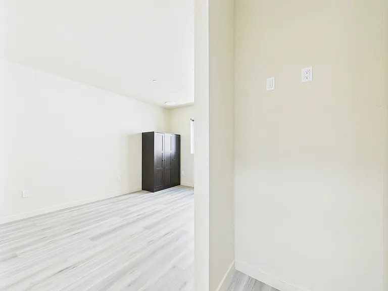 8457 N Langdon Ave — Photo 10