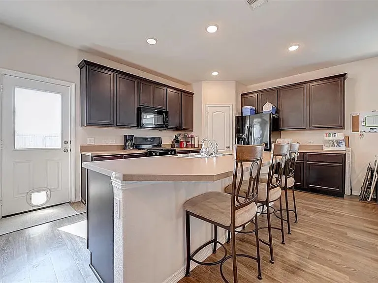 3 bed, 1762 sqft, $2,100 — Photo 2