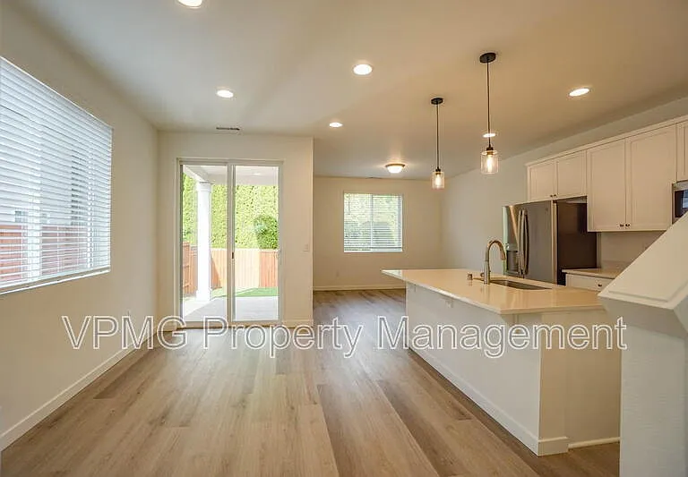 2301 SW 5th Pl — Photo 5