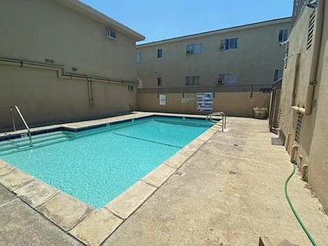 4th image of 7925 Vineland Ave