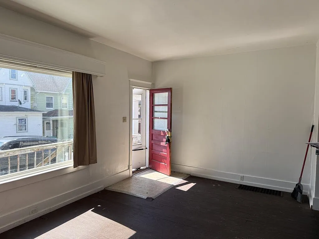 2 bed, 1.0 bath, 2068 sqft, $900 — Photo 4