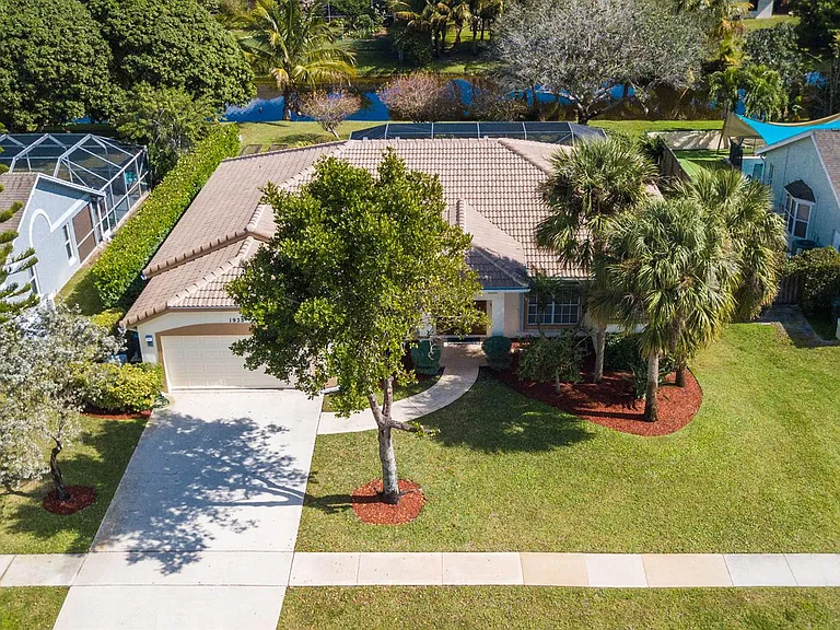 1935 Primrose Ln — Photo 2