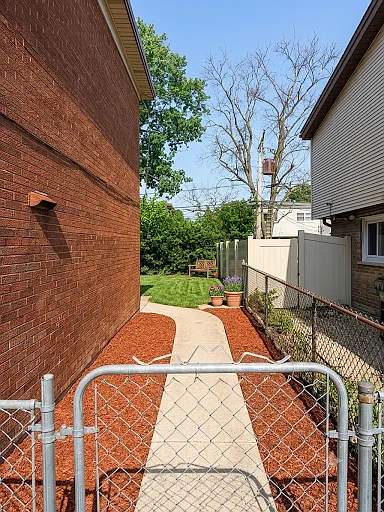 3 bed, 1.5 bath, 1408 sqft, $2,590 — Photo 2