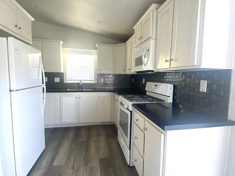 El Cajon Mobile Home Park — Photo 10