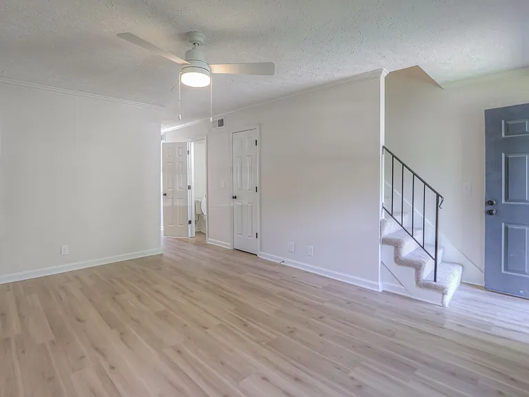 135 Brentwood Sq — Photo 8