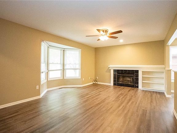 5th image of 910 NW Cedarwood Dr