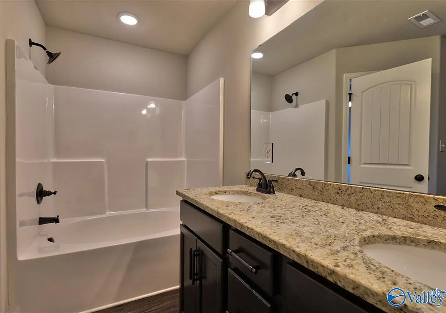 Coming Soon - Stunning Two-Story Home In Heritage Landing! $1825 — Photo 3
