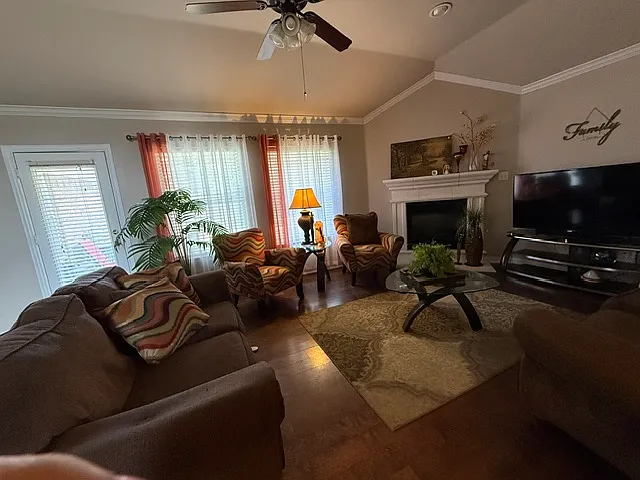 3 bed, 1869 sqft, $2,400 — Photo 4