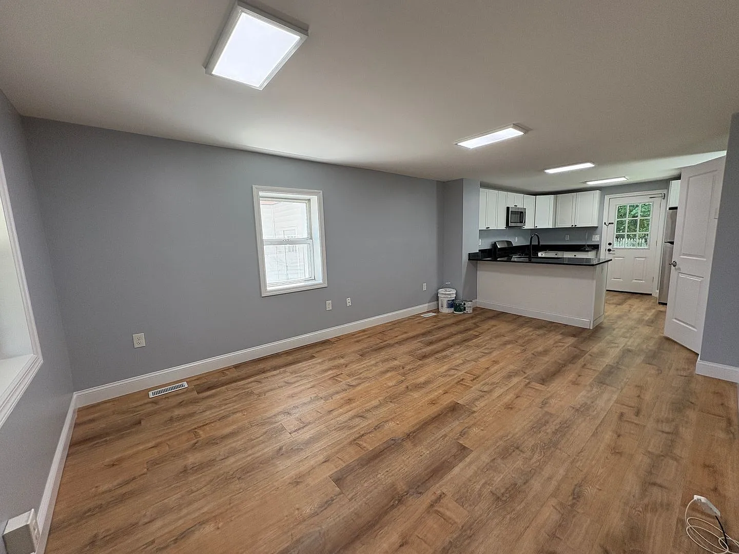 Gorgeous 3 bedroom 1 1/2 bathroom Single Family House — Photo 2