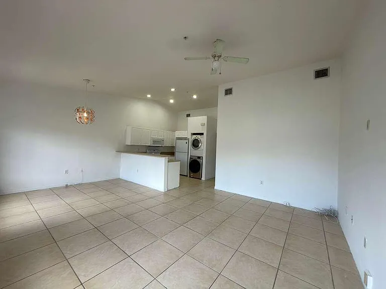 3842 SW 48th Ave — Photo 3