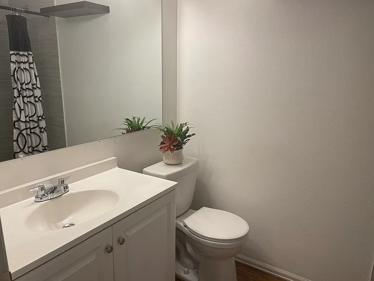 615 Virginia Ct — Photo 9