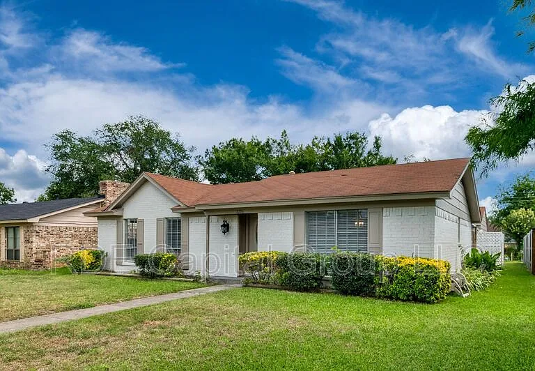 2726 Starcrest Ln — Photo 3