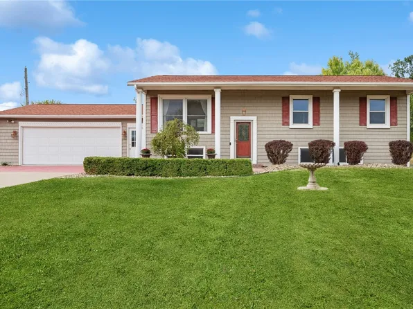 4530 Woodview Dr NE, Cedar Rapids, IA 52411