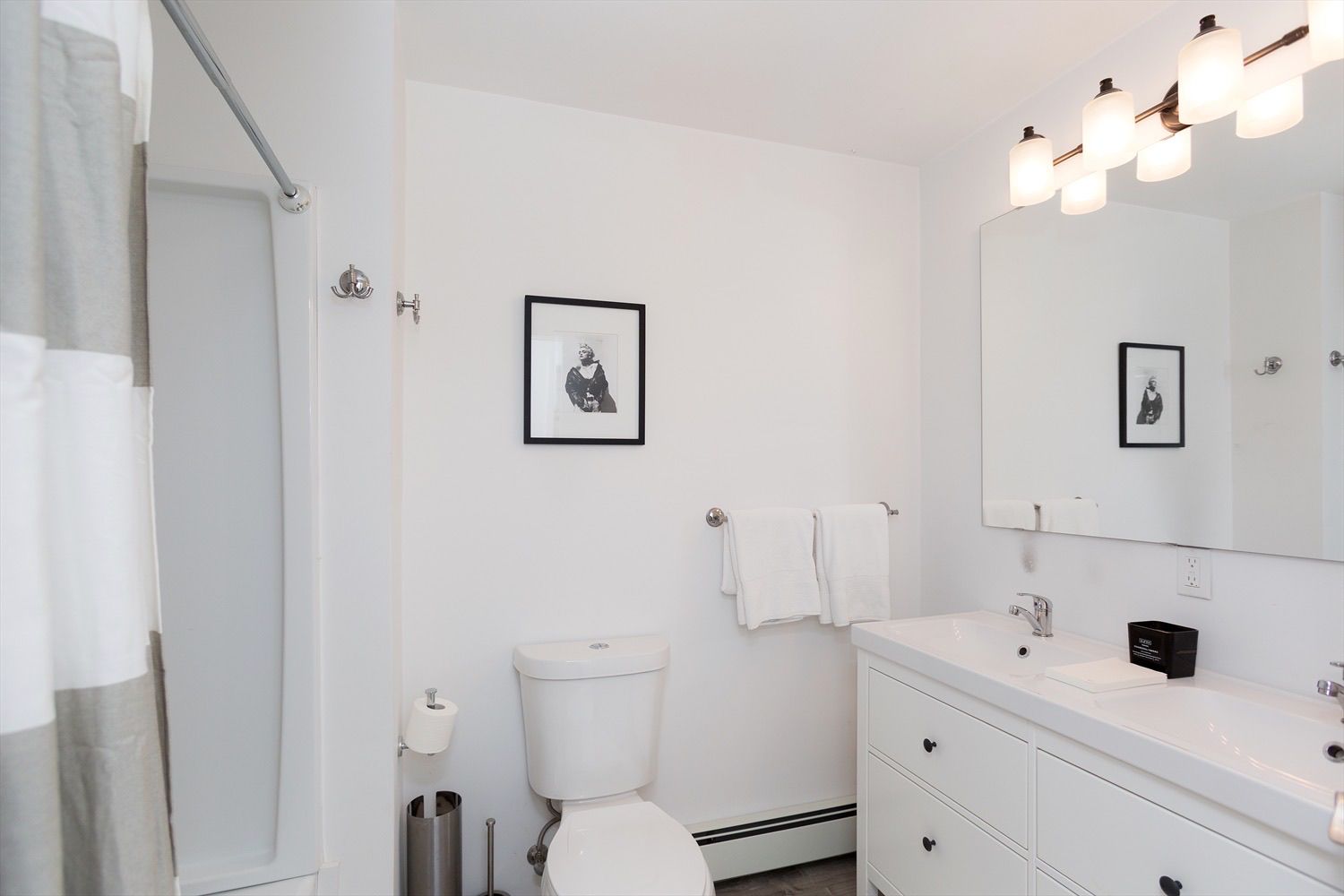  Shared bathroom for queen bedrooms.