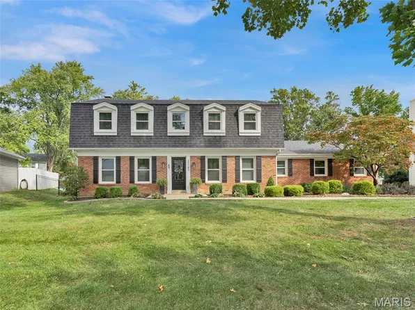 15765 Carriage Hill Dr, Chesterfield, MO 63017