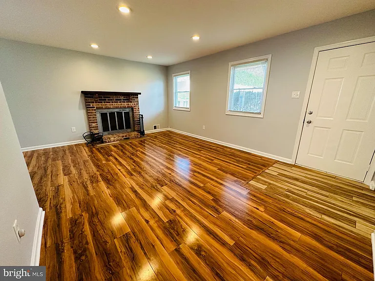 319 Canterbury Ct — Photo 4