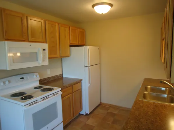 1311 Sunnyridge Rd, Pewaukee, WI 53072