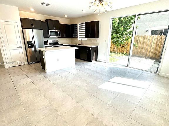 4th image of 2418 SE 10th St #2418
