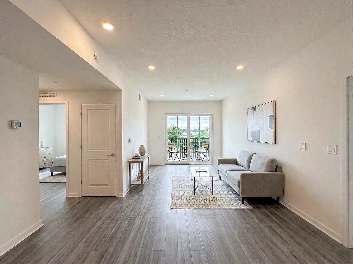 3 bed, 1150 sqft, $2,049 — Photo 3